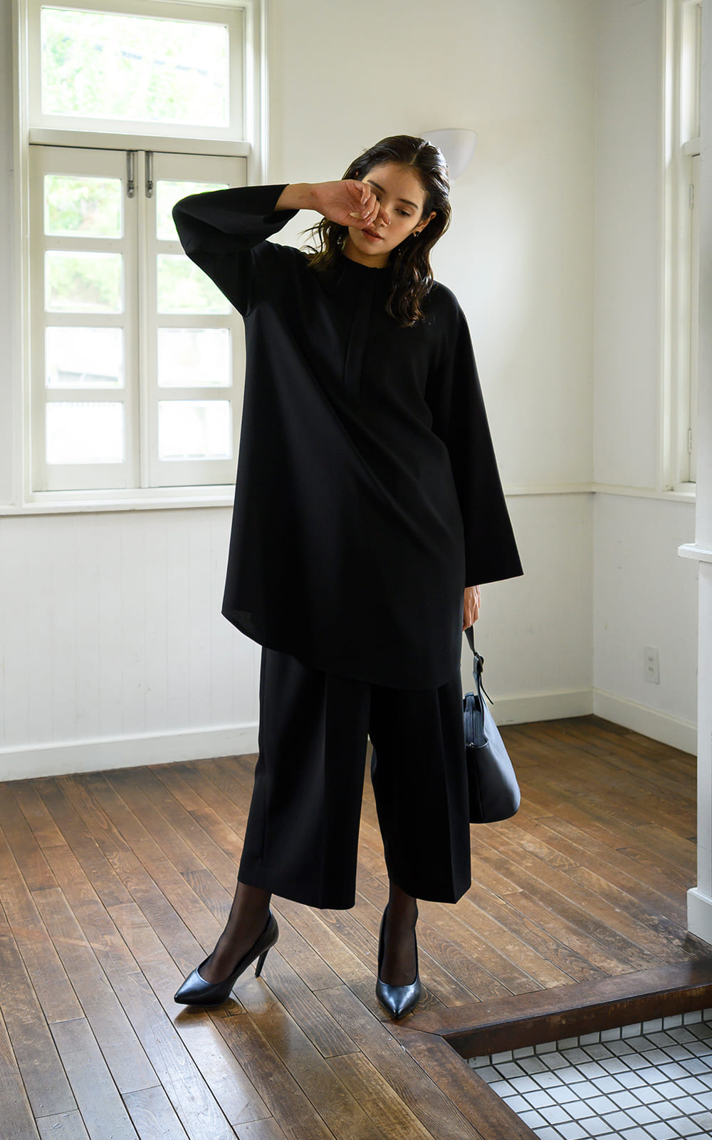 ブラックフォーマルレディースのおしゃれなワイドパンツ